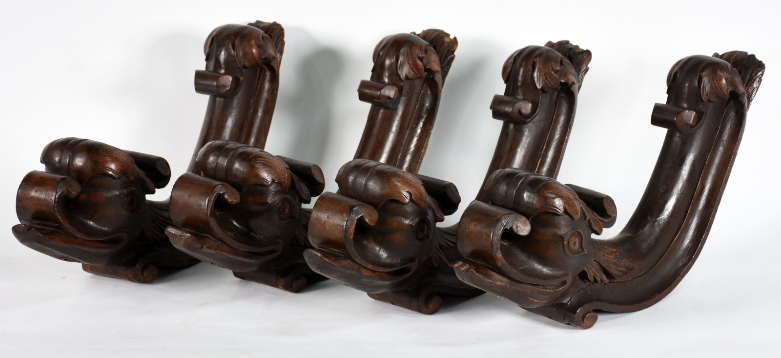 Quatro antigos fragmentos de madeira nobre entalhada... - foto 1 de 5
