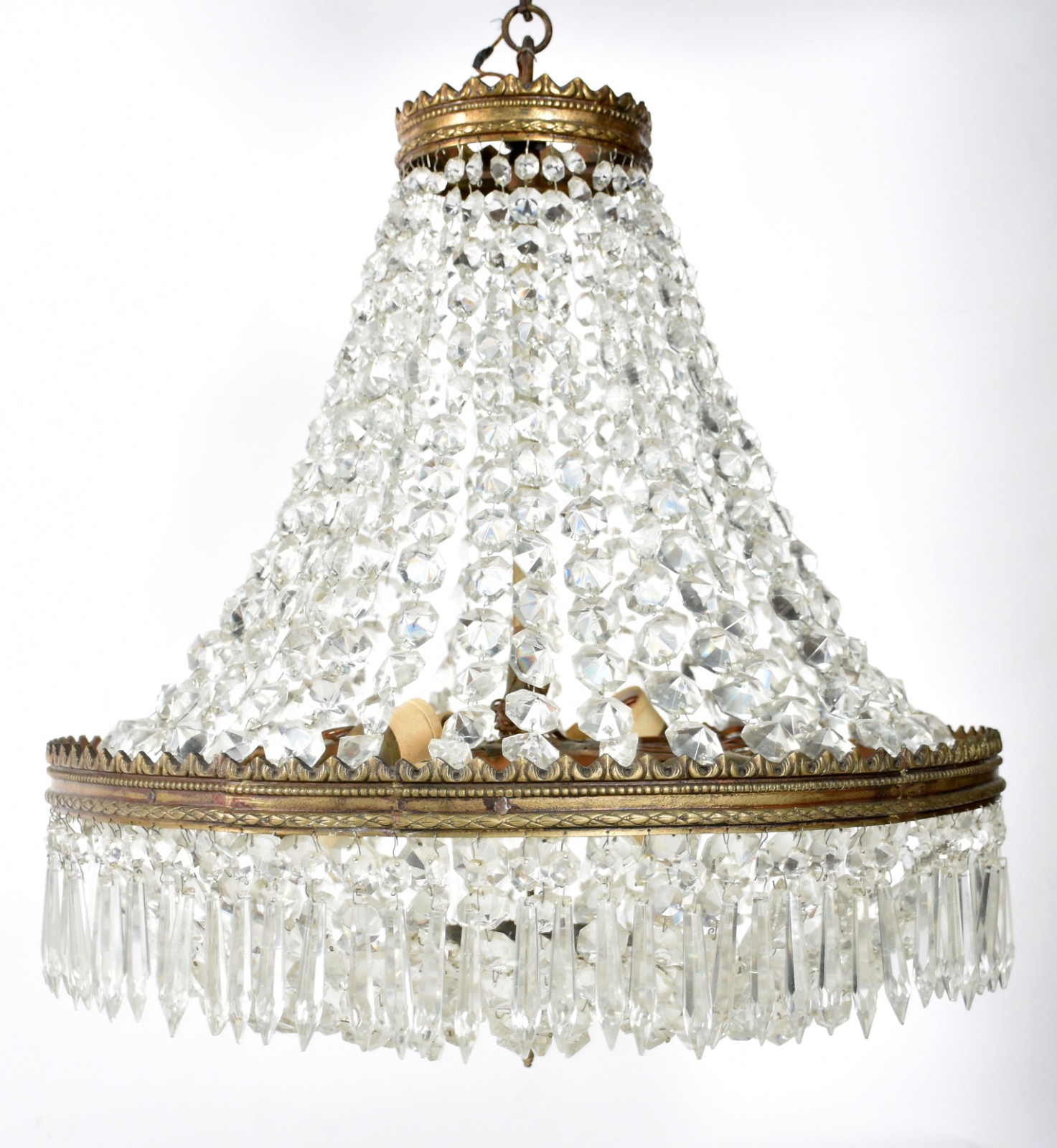 Grande lustre com contas de cristal lapidado e estrutura de metal... - foto 1 de 3
