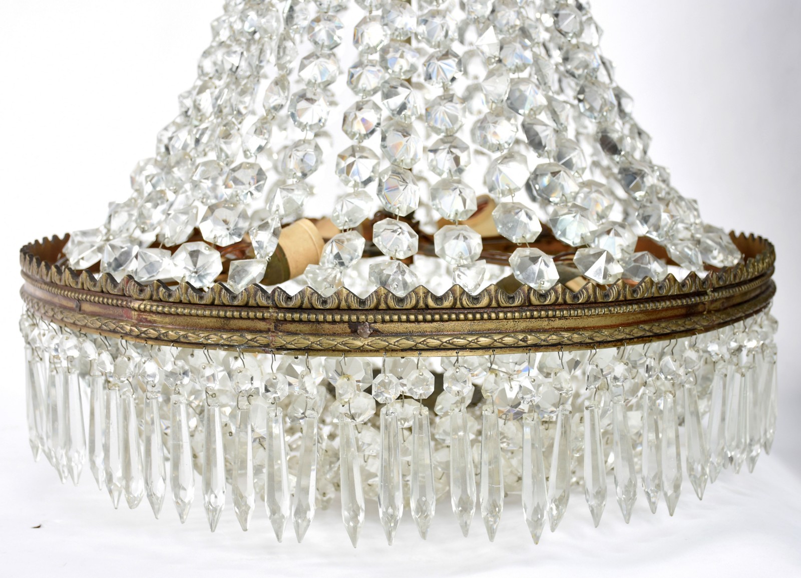 Grande lustre com contas de cristal lapidado e estrutura de metal... - foto 2 de 3