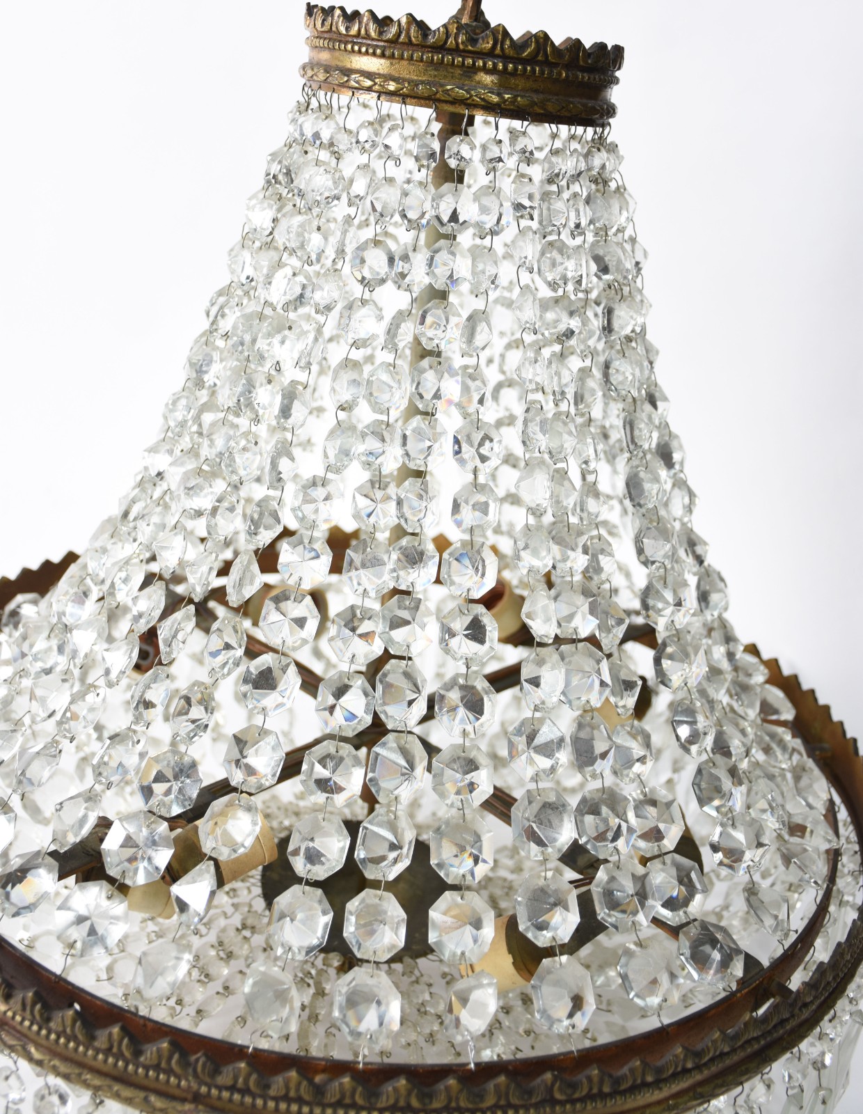 Grande lustre com contas de cristal lapidado e estrutura de metal... - foto 3 de 3