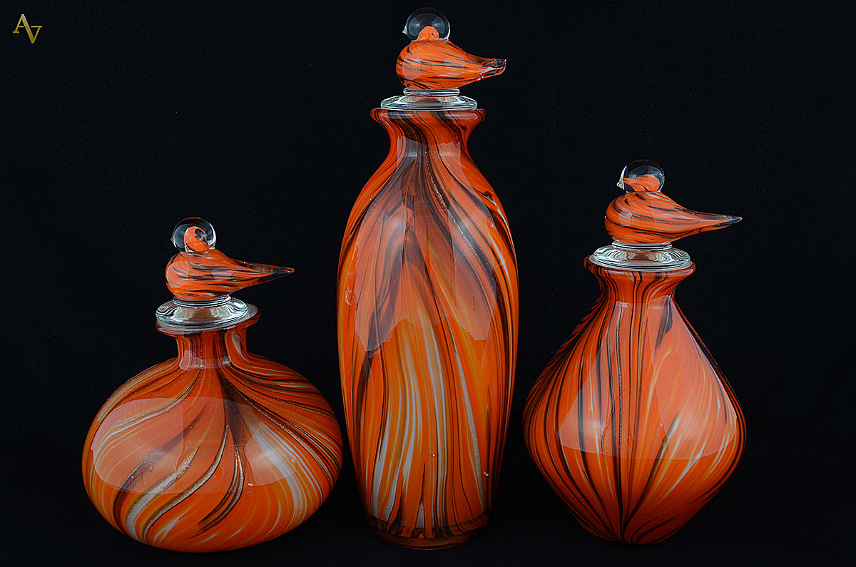 Três garrafas de murano cor de abóbora com pó de ouro - Tampas com... - foto 1 de 2