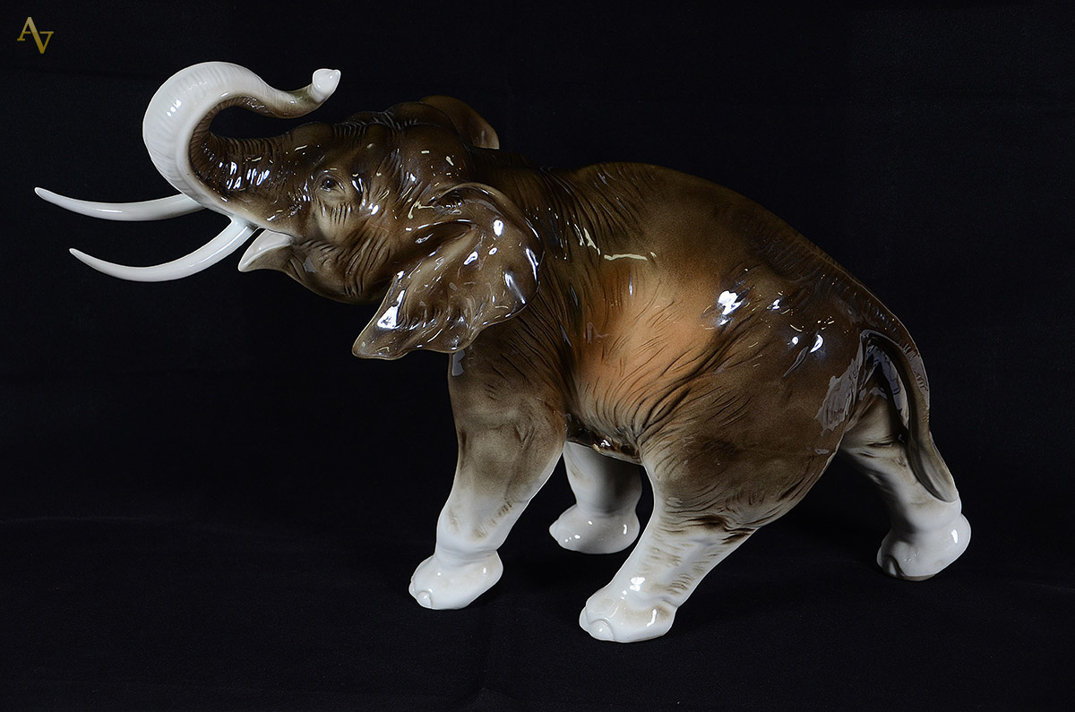 Elefante de porcelana européia - Altura 35cm - foto 1 de 2