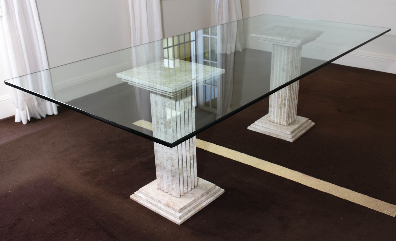 Mesa de jantar com base em duas colunas de mármore e tampo de vidro... - foto 3 de 7