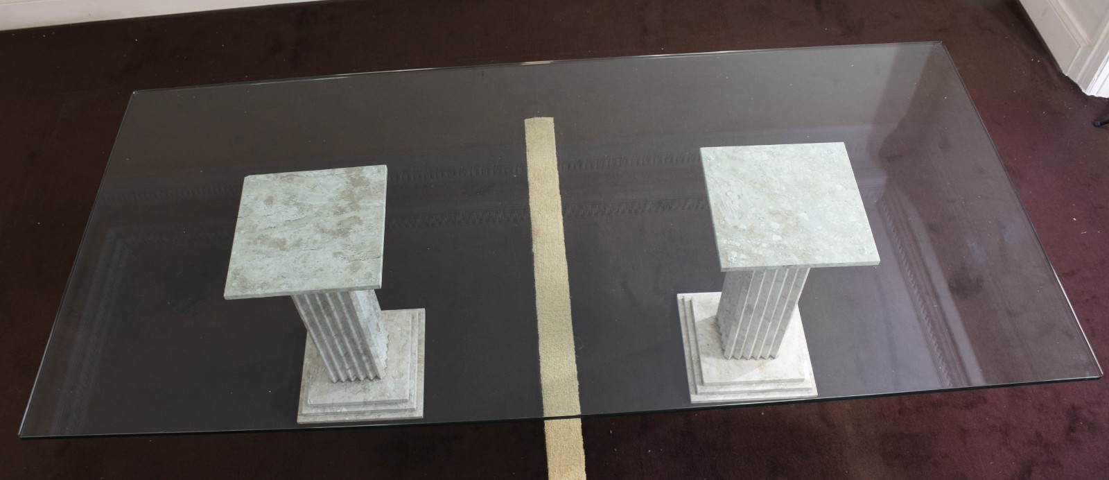 Mesa de jantar com base em duas colunas de mármore e tampo de vidro... - foto 6 de 7