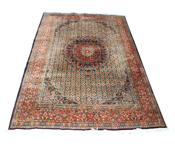 Tapete Moud medindo 2,82 x 1,94 m.