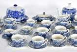 Aparelho de chá e café de faiança inglesa azul ... - Aparelho de chá e café de faiança inglesa azul e branca produzido na Z.F. de Manaus, composto de: 12 xícaras para chá com pires, 8 xícaras para ...