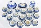 Aparelho de chá e café de faiança inglesa azul ... - Aparelho de chá e café de faiança inglesa azul e branca produzido na Z.F. de Manaus, composto de: 12 xícaras para chá com pires, 8 xícaras para ...