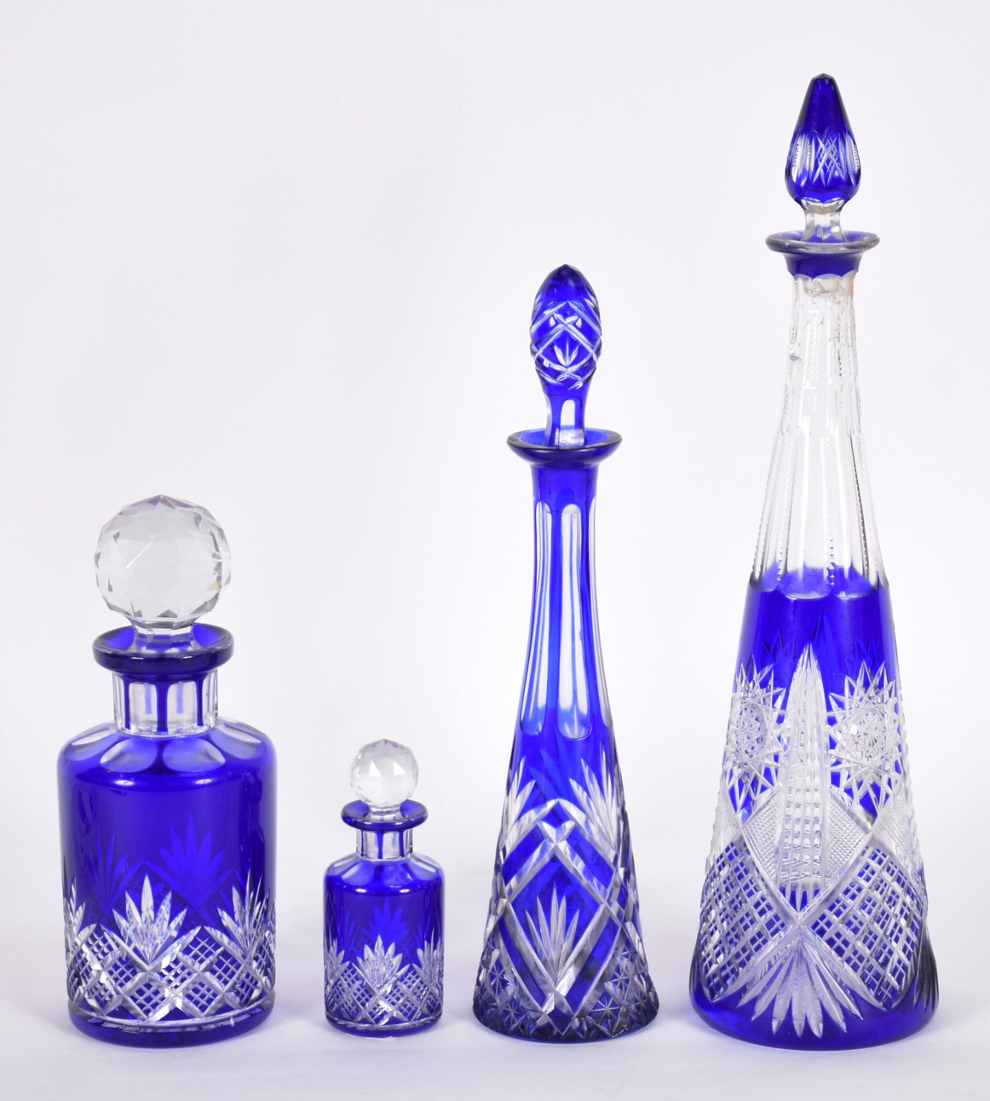 Quatro garrafas de cristal na cor azul (1 com gargalo colado). - foto 1 de 5