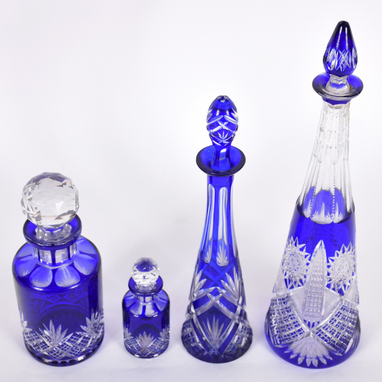 Quatro garrafas de cristal na cor azul (1 com gargalo colado). - foto 2 de 5