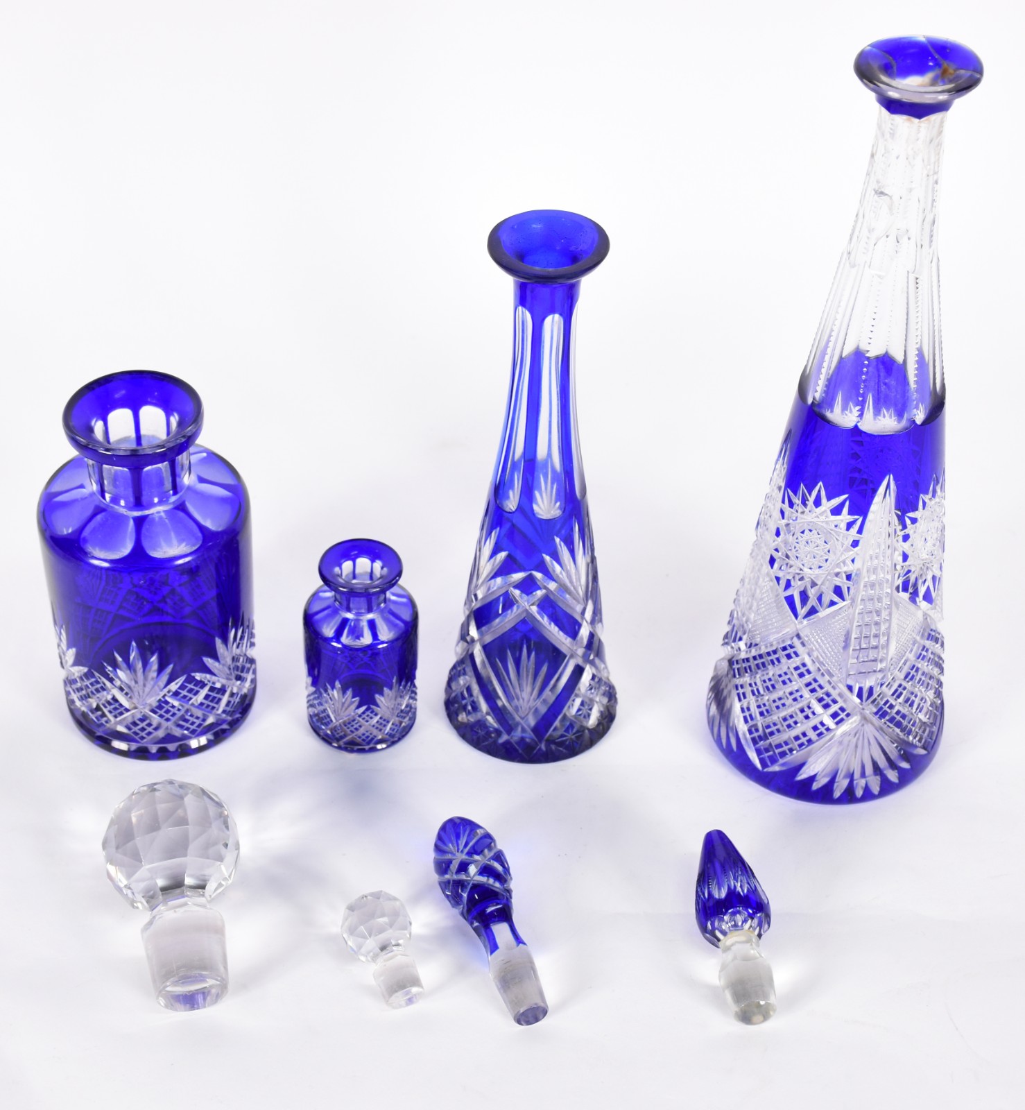 Quatro garrafas de cristal na cor azul (1 com gargalo colado). - foto 3 de 5