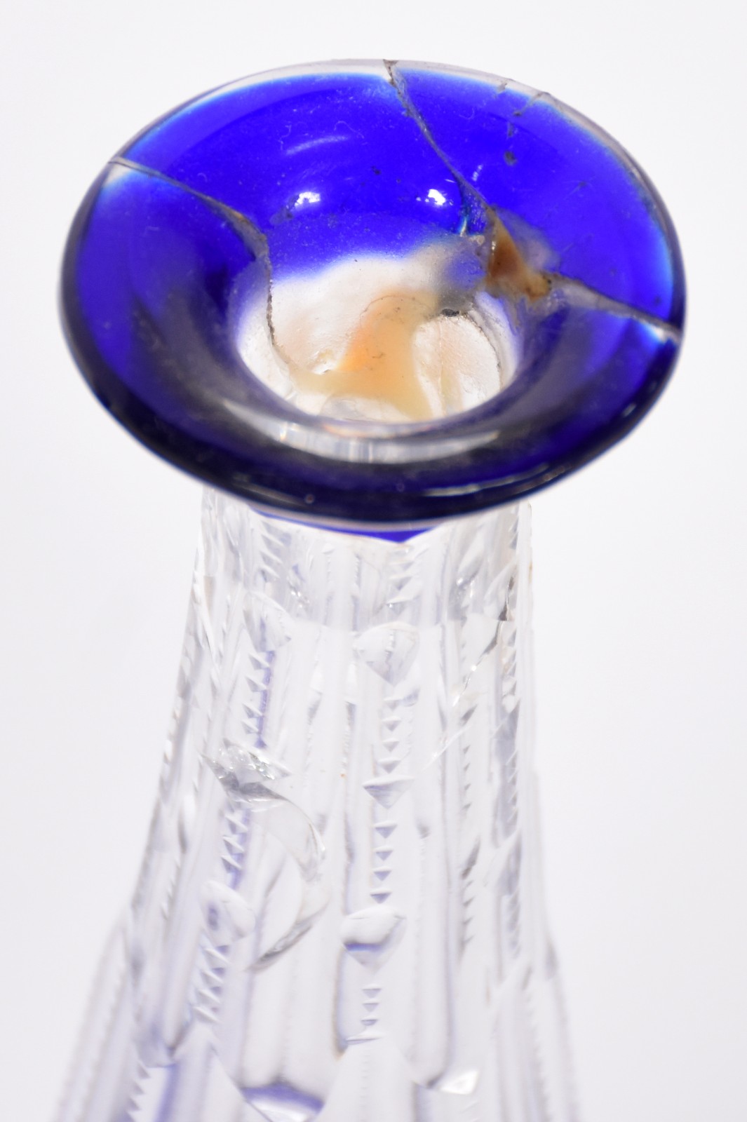 Quatro garrafas de cristal na cor azul (1 com gargalo colado). - foto 4 de 5