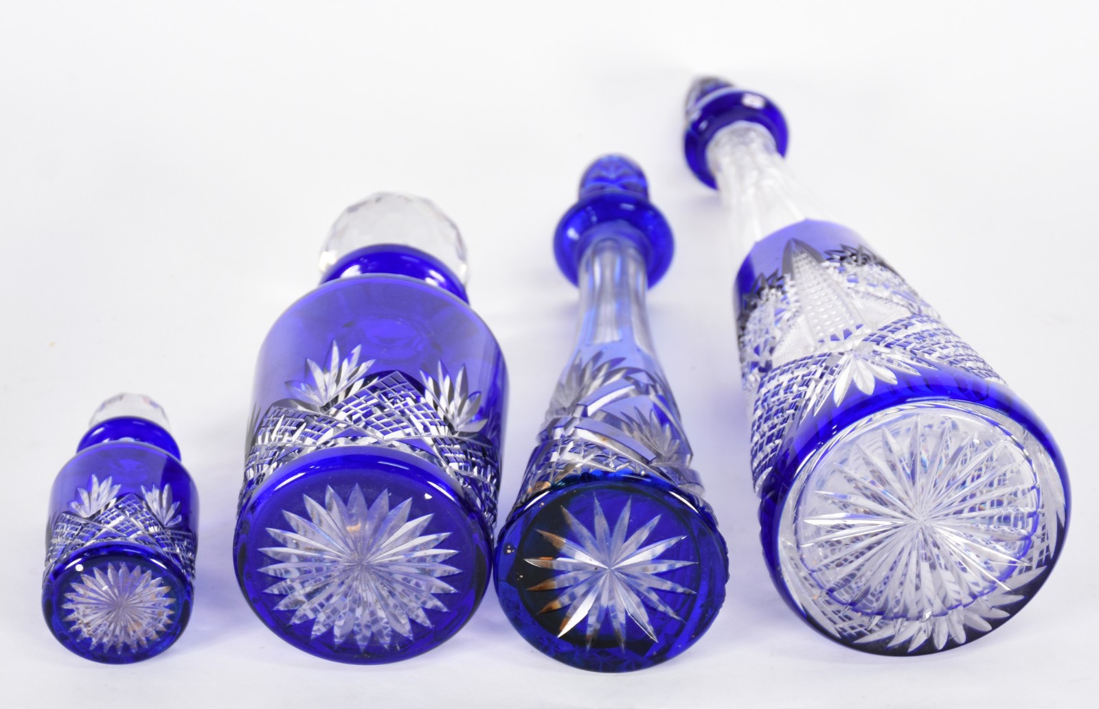Quatro garrafas de cristal na cor azul (1 com gargalo colado). - foto 5 de 5