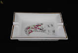 HERMÈS - Cinzeiro de porcelana francesa branca ... - HERMÈS - Cinzeiro de porcelana francesa branca com flores em policromia. Medidas 19 x 16 altura 3,5 cm.
