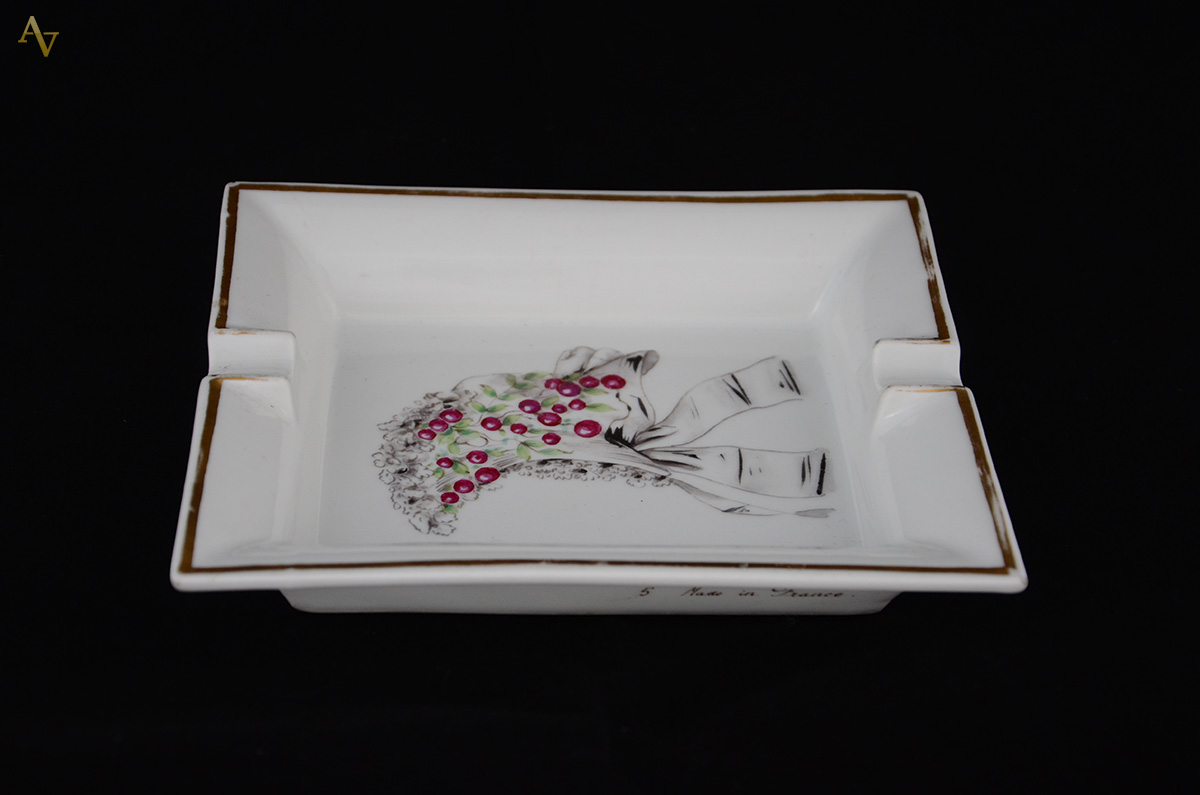 HERMÈS - Cinzeiro de porcelana francesa branca com flores em... - foto 1 de 3