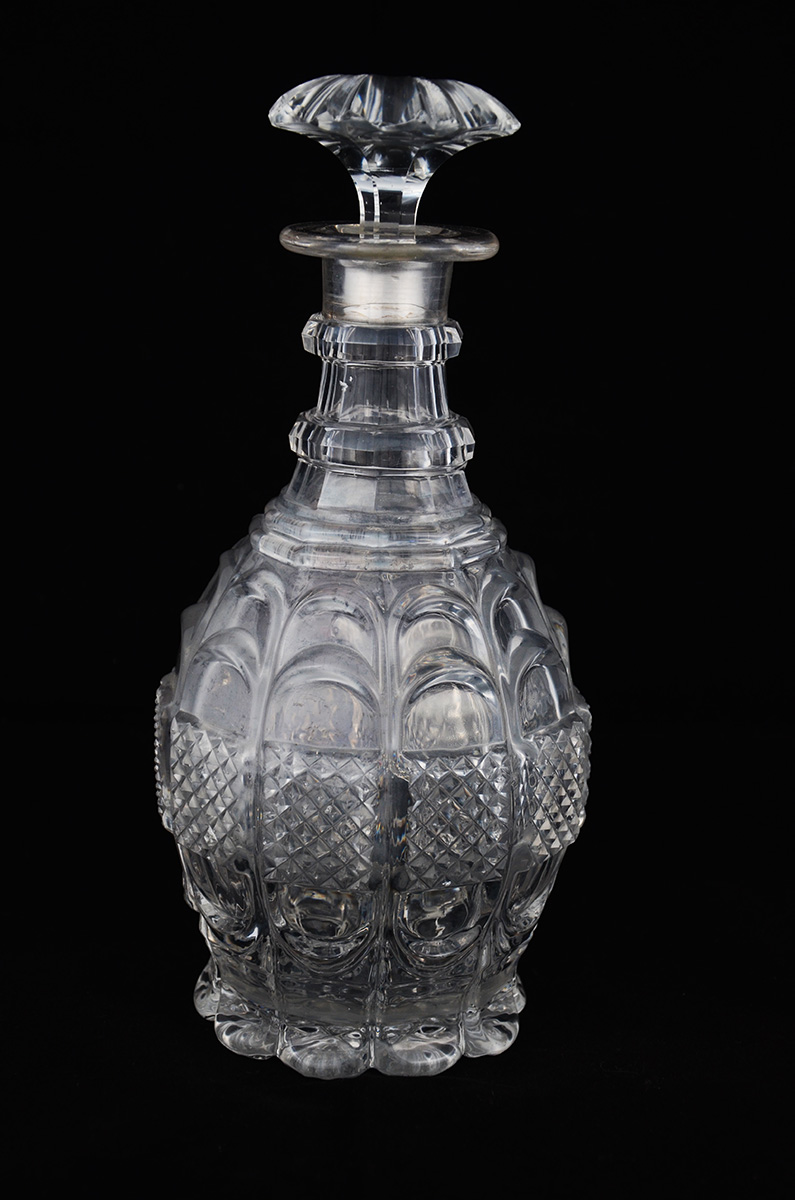Baccarat - Garrafa lapidada em robusto cristal, gargalo com anéis...