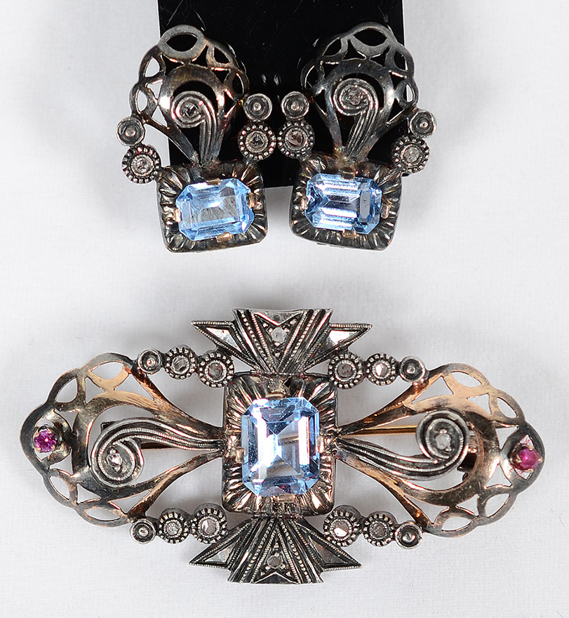 Conjunto de broche e par de brincos portugueses com detalhes em prata...
