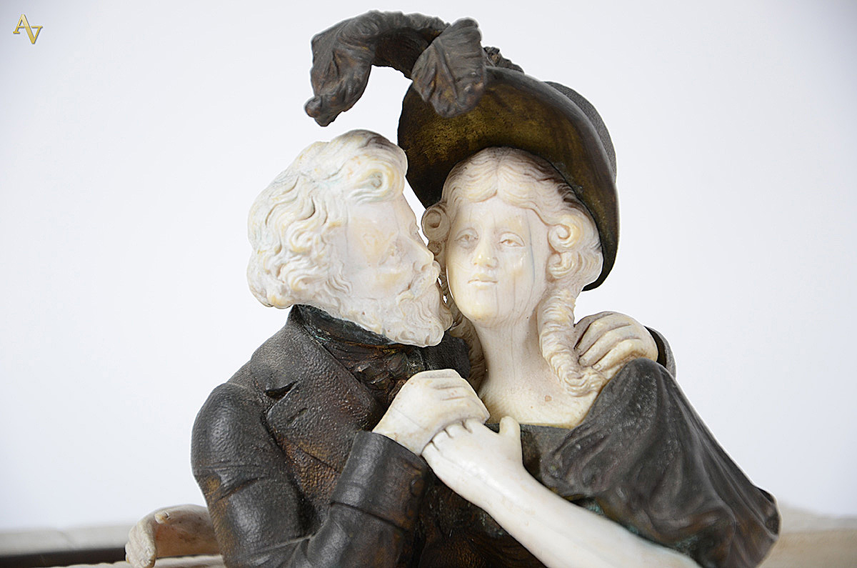 Grupo escultórico de bronze e mármore representando Cena Romântica... - foto 3 de 3