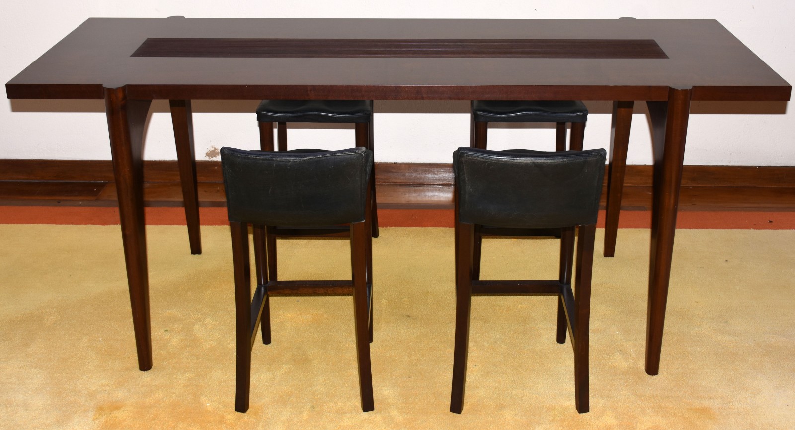 Mesa/Bar de madeira nobre com 4 banquetas com assentos e pequenos... - foto 1 de 6