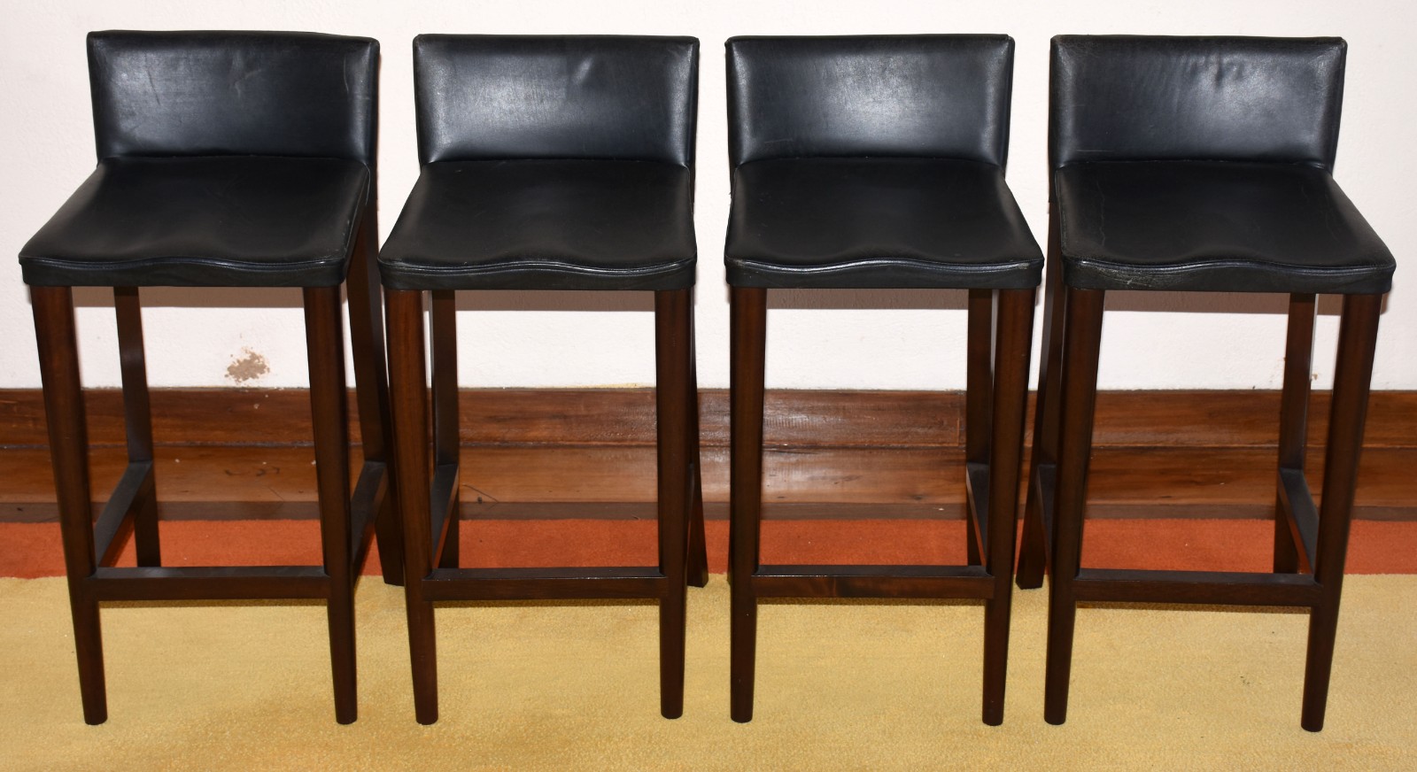 Mesa/Bar de madeira nobre com 4 banquetas com assentos e pequenos... - foto 4 de 6