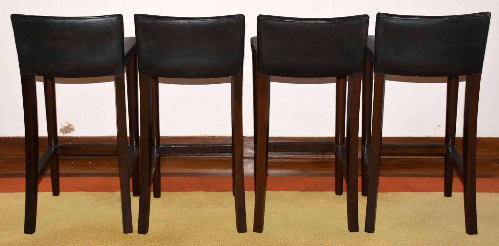 Mesa/Bar de madeira nobre com 4 banquetas com assentos e pequenos... - foto 5 de 6