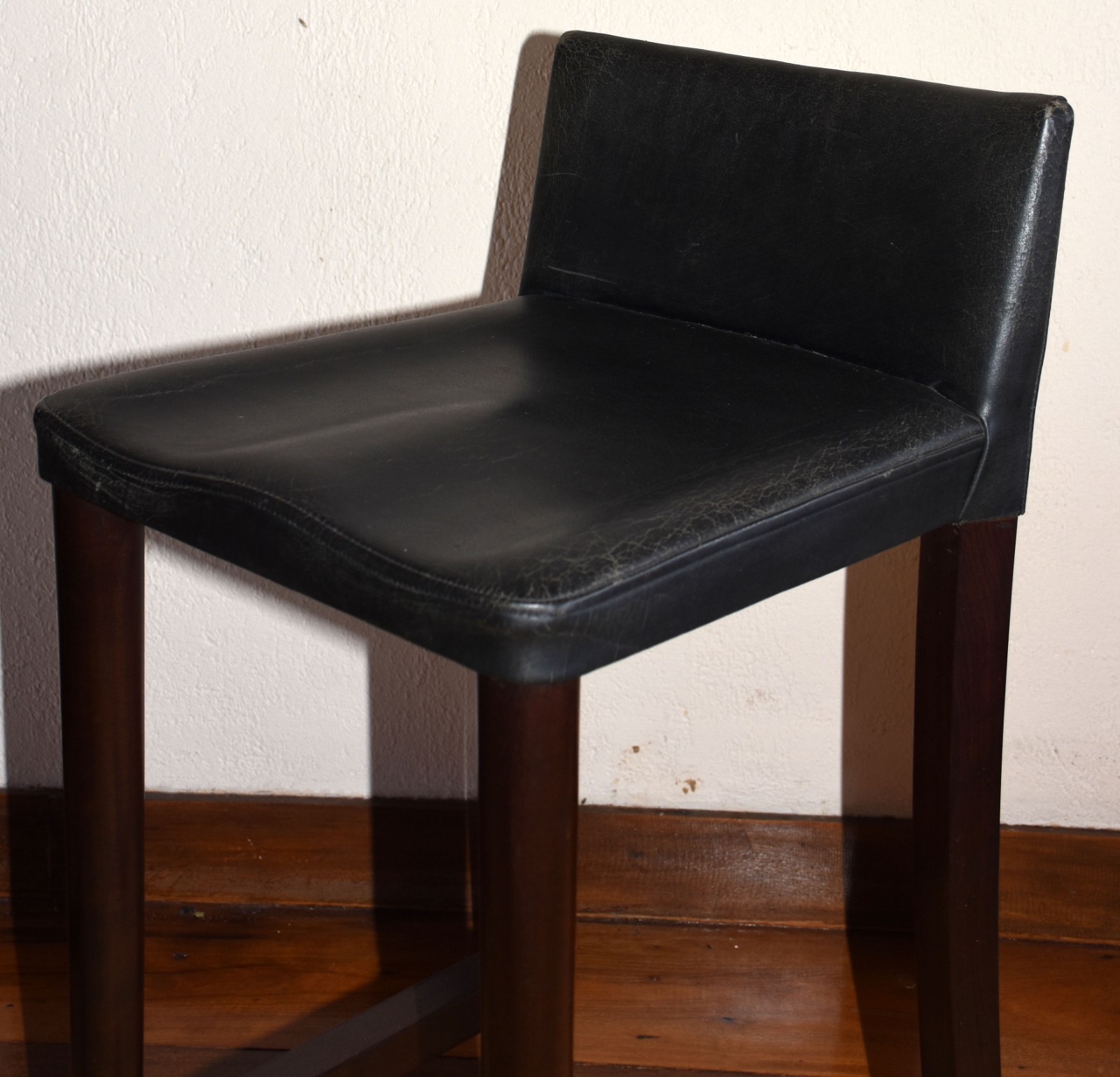Mesa/Bar de madeira nobre com 4 banquetas com assentos e pequenos... - foto 6 de 6