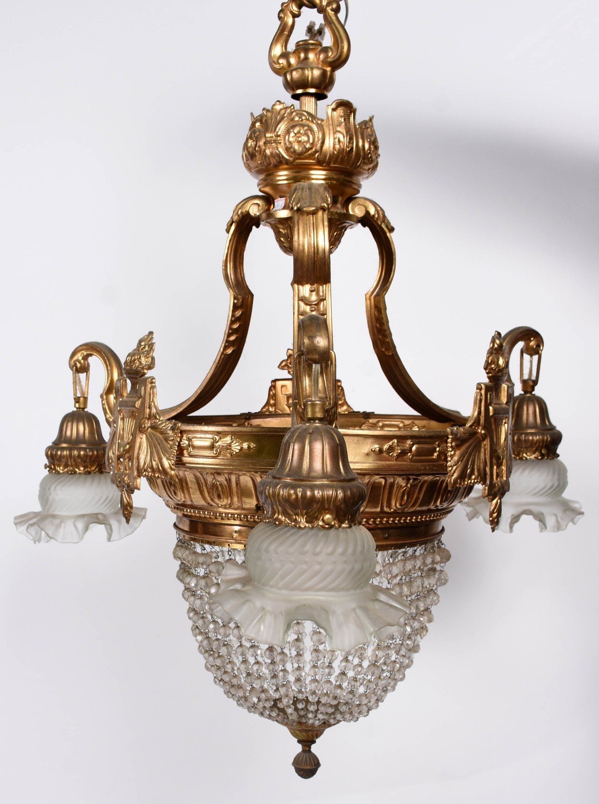Lustre de metal dourado com contas de cristal lapidado. - foto 1 de 4