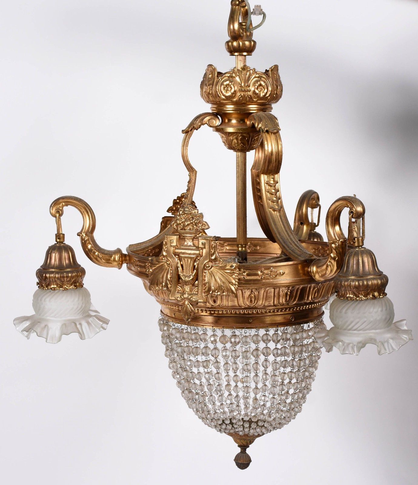 Lustre de metal dourado com contas de cristal lapidado. - foto 2 de 4