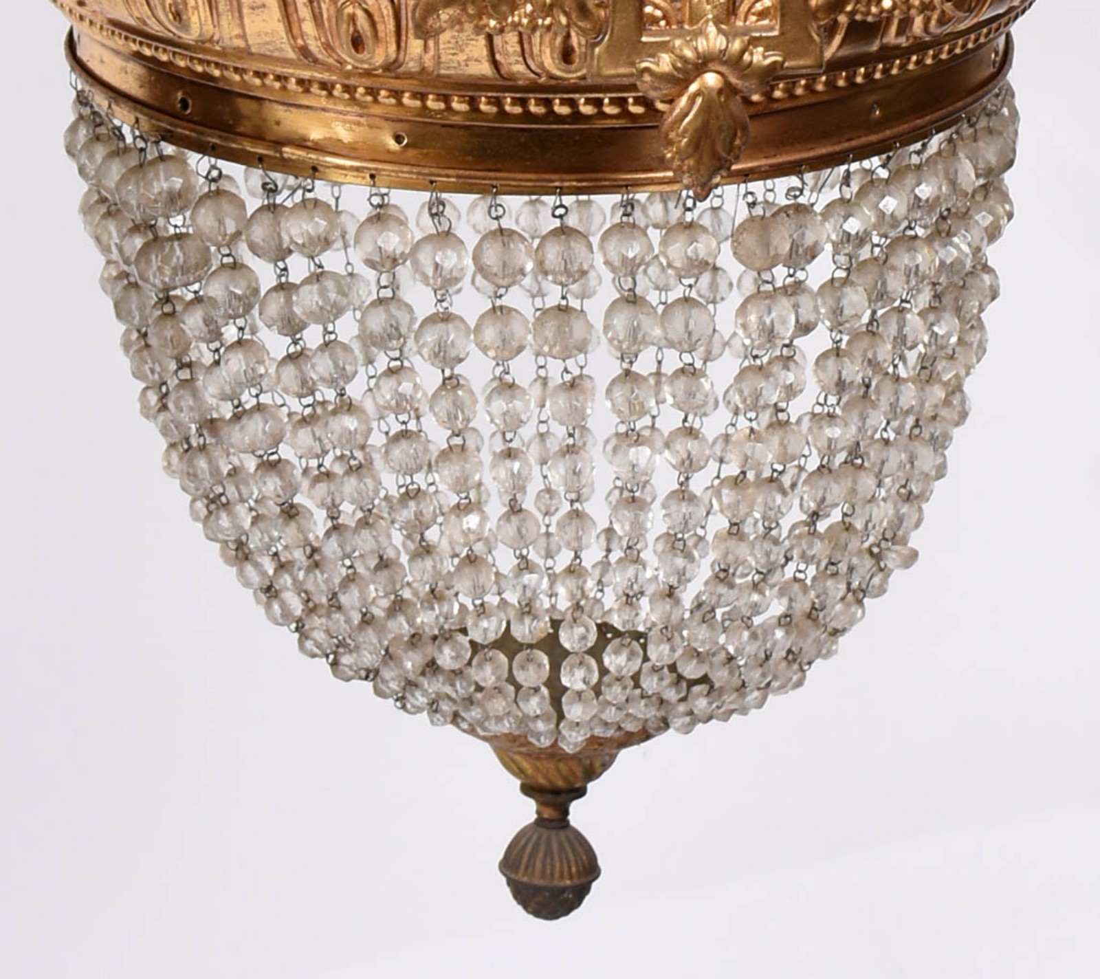 Lustre de metal dourado com contas de cristal lapidado. - foto 3 de 4