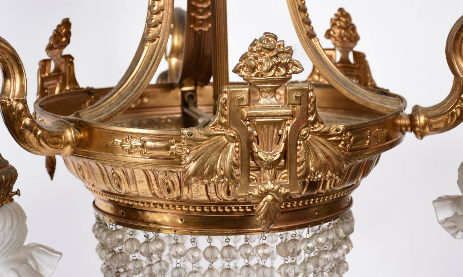 Lustre de metal dourado com contas de cristal lapidado. - foto 4 de 4