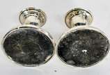 Diversas peças sendo, porta retrato com moldura... - Diversas peças sendo, porta retrato com moldura de prata 950 (com pequenos quebrados); cinzeiro moedas (quebrado) e par de castiçais. Total de 4...