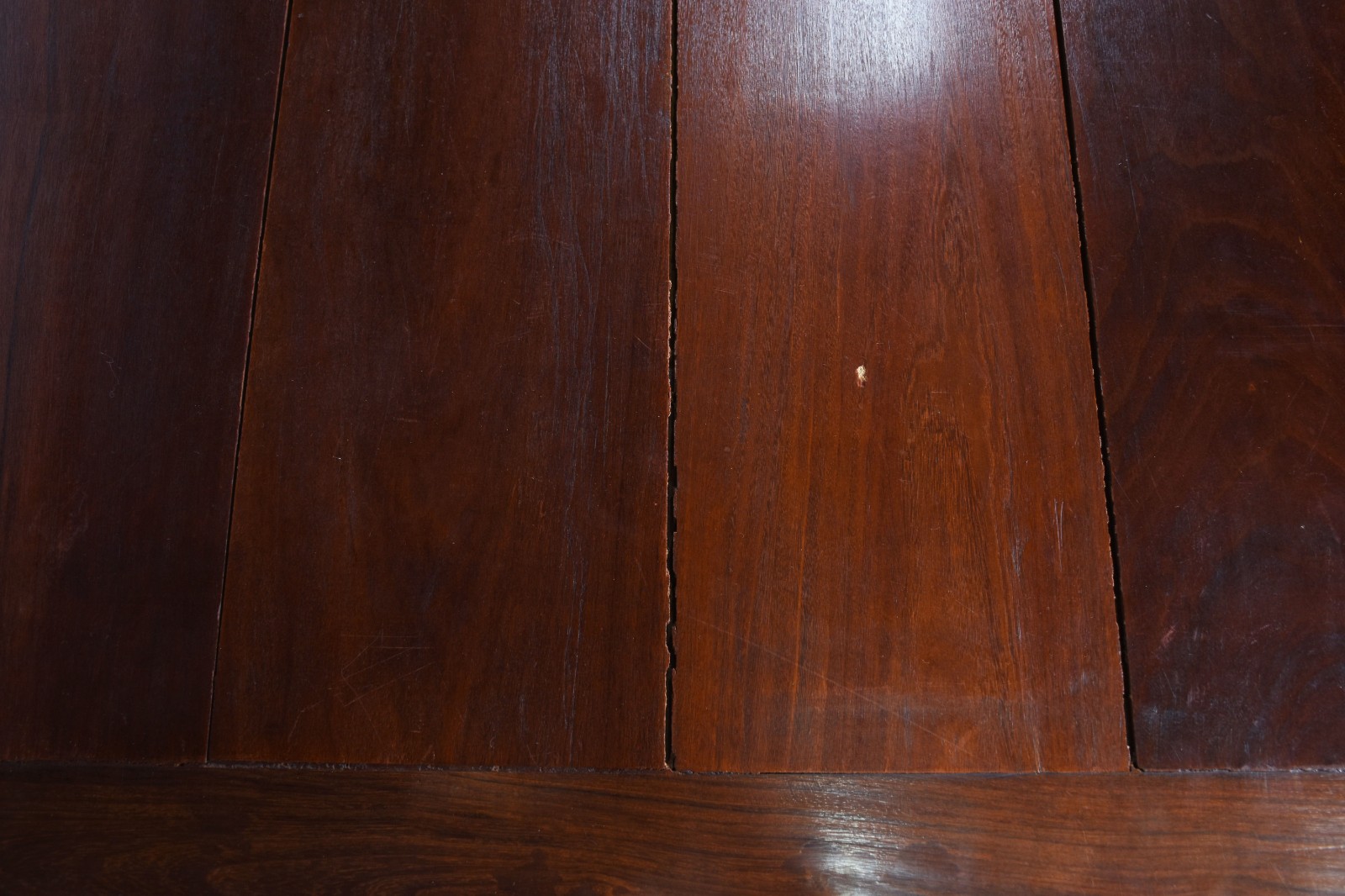 Grande mesa de madeira nobre com 2 gavetas, estilo colonial. - foto 4 de 6