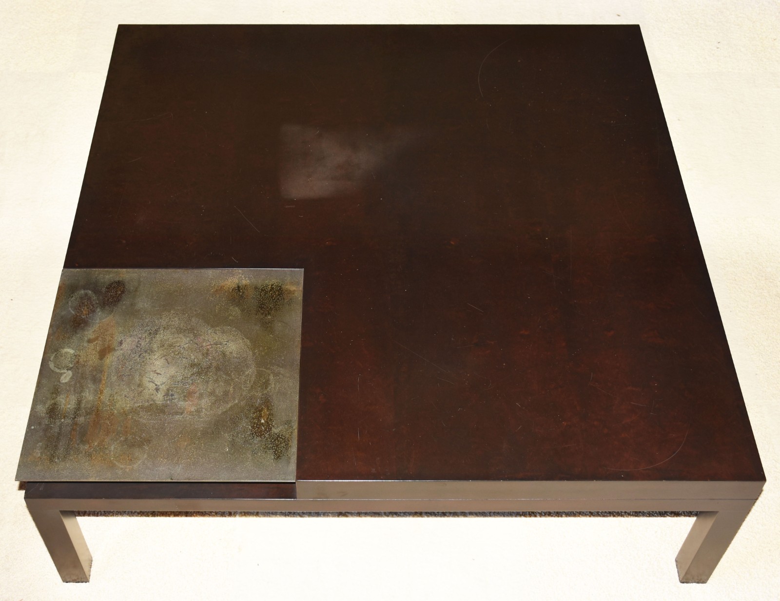 Mesa de centro de madeira nobre com detalhe de metal no tampo... - foto 1 de 5