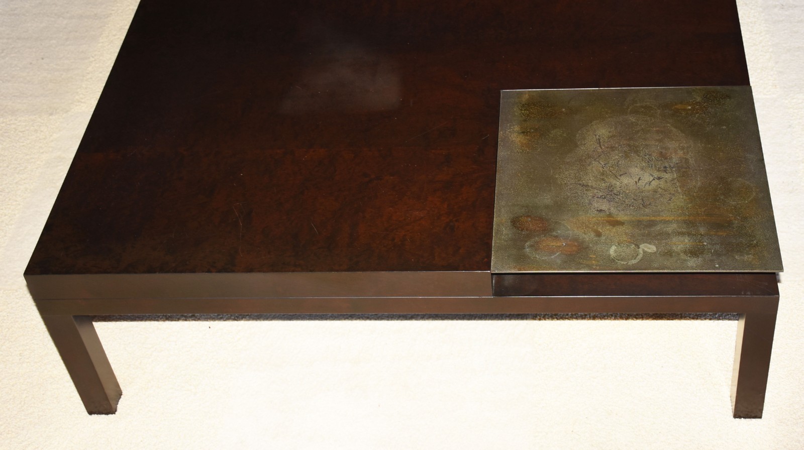 Mesa de centro de madeira nobre com detalhe de metal no tampo... - foto 2 de 5