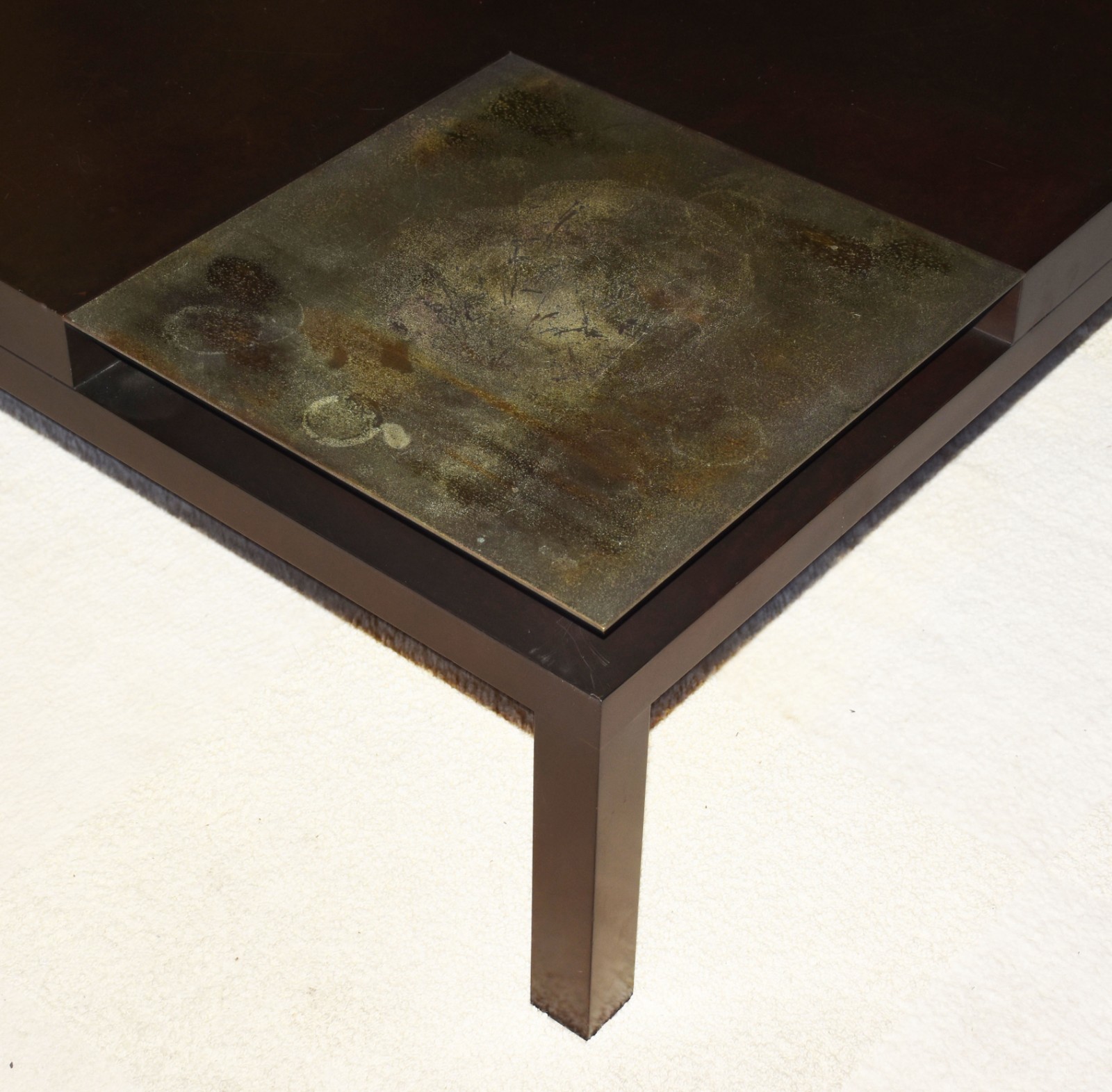 Mesa de centro de madeira nobre com detalhe de metal no tampo... - foto 3 de 5