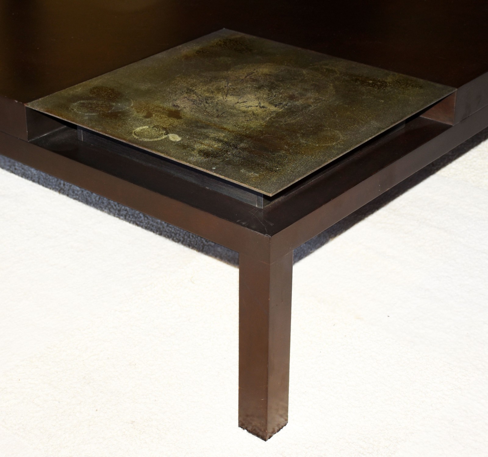 Mesa de centro de madeira nobre com detalhe de metal no tampo... - foto 4 de 5