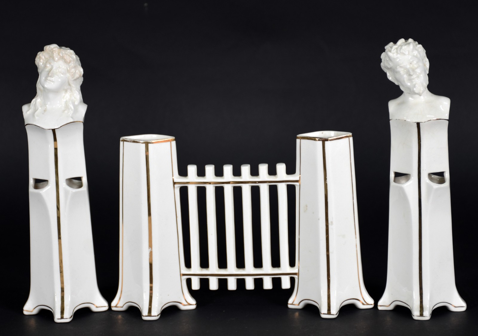 Conjunto com três peças floreiras de porcelana branca com frisos... - foto 1 de 6