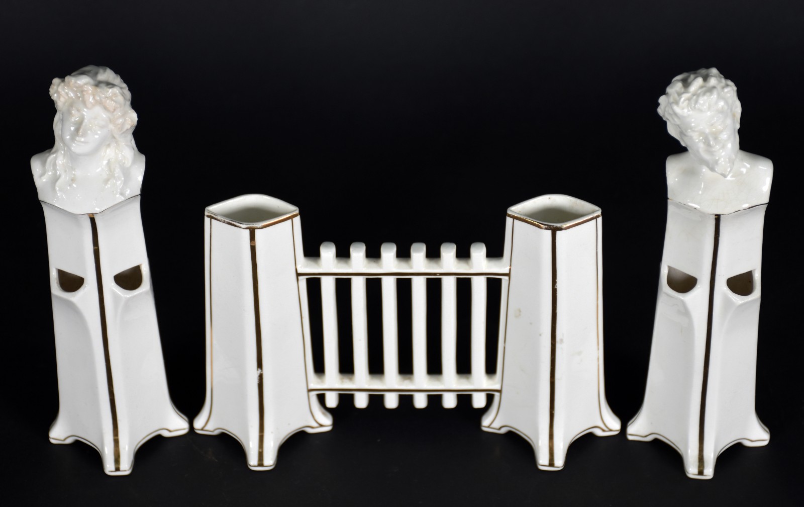 Conjunto com três peças floreiras de porcelana branca com frisos... - foto 2 de 6