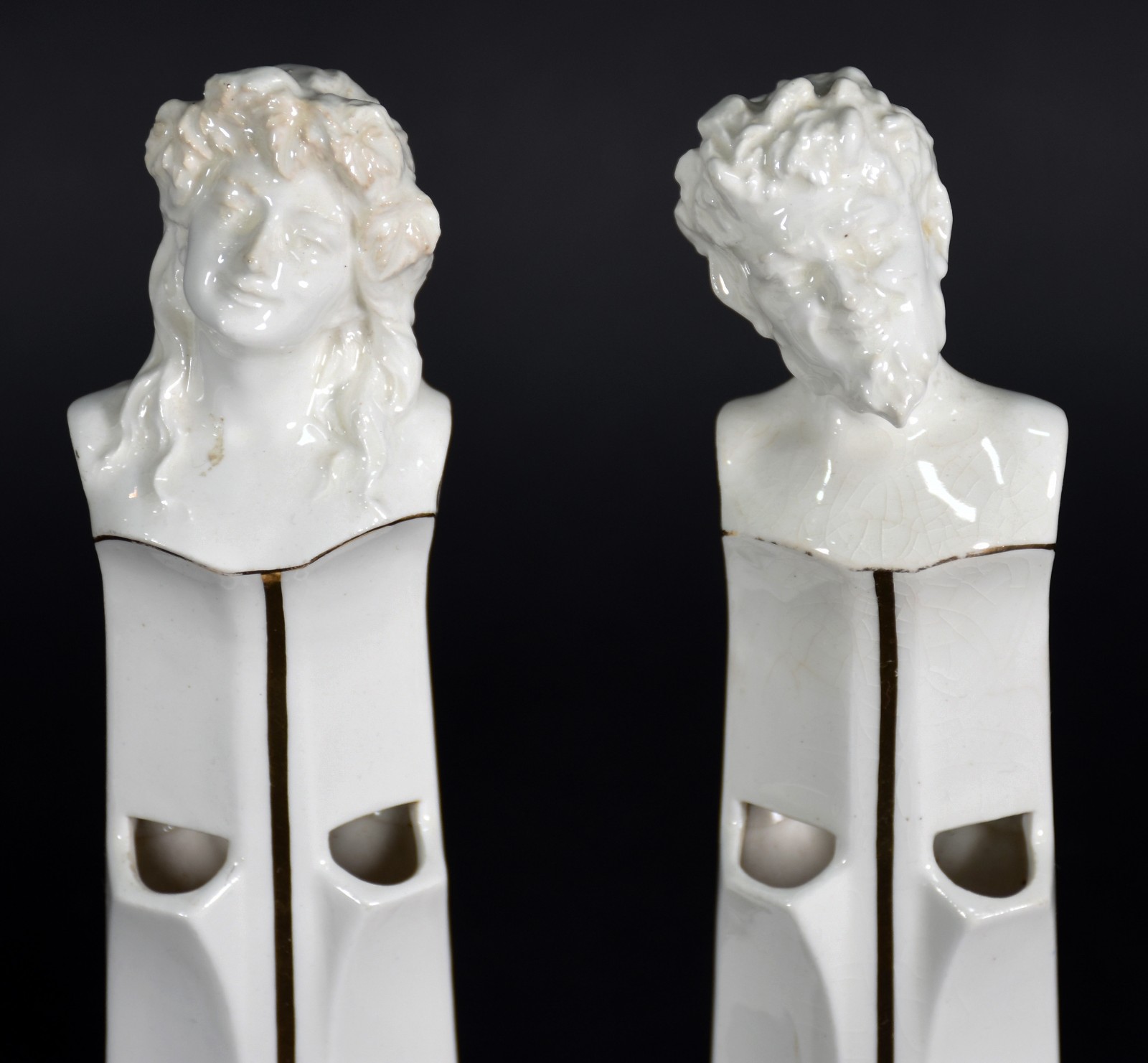 Conjunto com três peças floreiras de porcelana branca com frisos... - foto 4 de 6