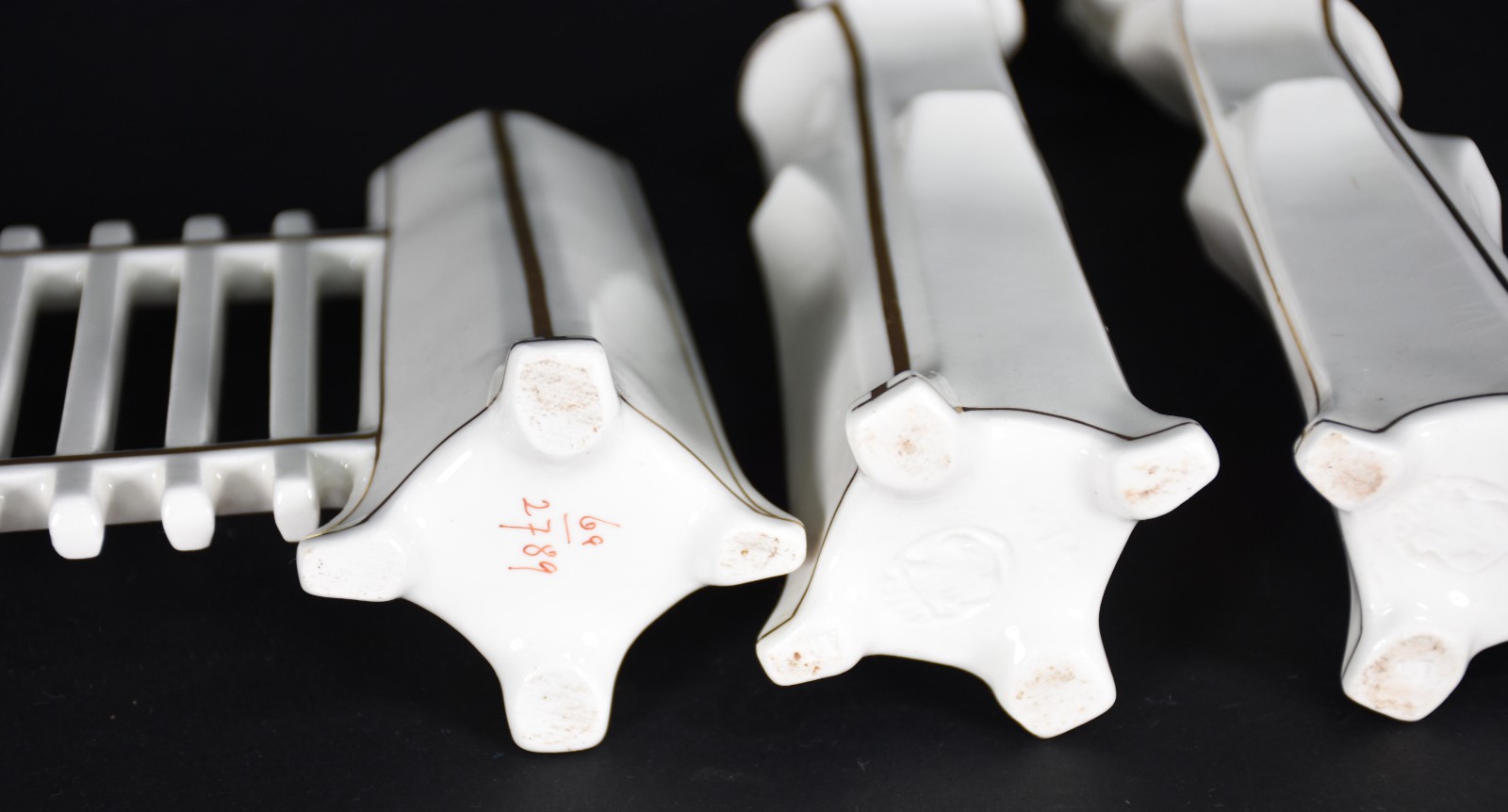 Conjunto com três peças floreiras de porcelana branca com frisos... - foto 6 de 6