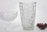 Três peças sendo, vaso de cristal lapidado bord... - Três peças sendo, vaso de cristal lapidado borda dentada; fruteira de pé alto; e cinzeiro de murano feitio babado.