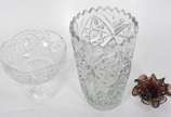 Três peças sendo, vaso de cristal lapidado bord... - Três peças sendo, vaso de cristal lapidado borda dentada; fruteira de pé alto; e cinzeiro de murano feitio babado.