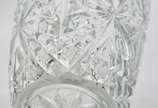 Três peças sendo, vaso de cristal lapidado bord... - Três peças sendo, vaso de cristal lapidado borda dentada; fruteira de pé alto; e cinzeiro de murano feitio babado.