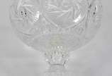 Três peças sendo, vaso de cristal lapidado bord... - Três peças sendo, vaso de cristal lapidado borda dentada; fruteira de pé alto; e cinzeiro de murano feitio babado.