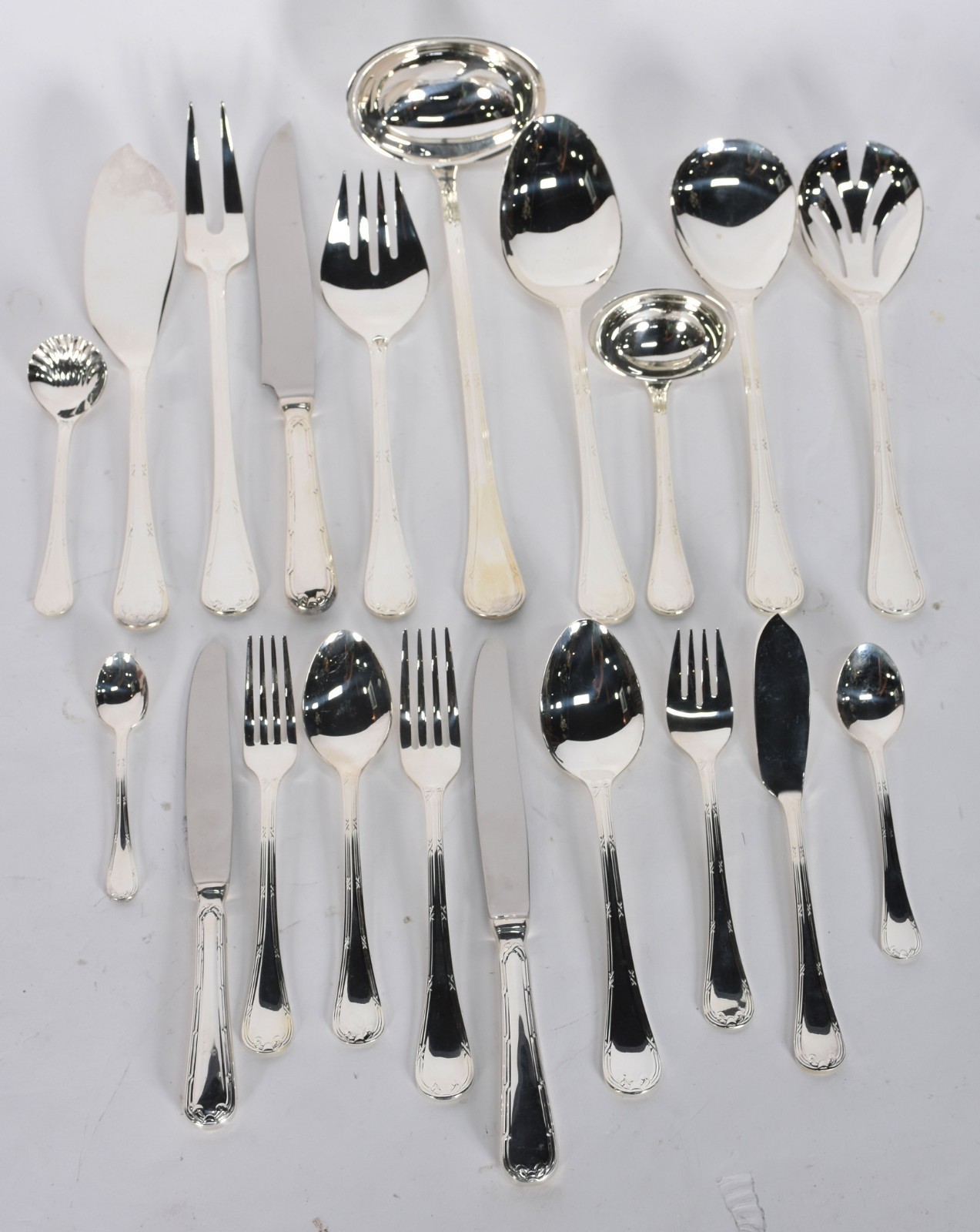 Faqueiro de metal prateado Saint James, composto de: 12 colheres, 12... - foto 1 de 4