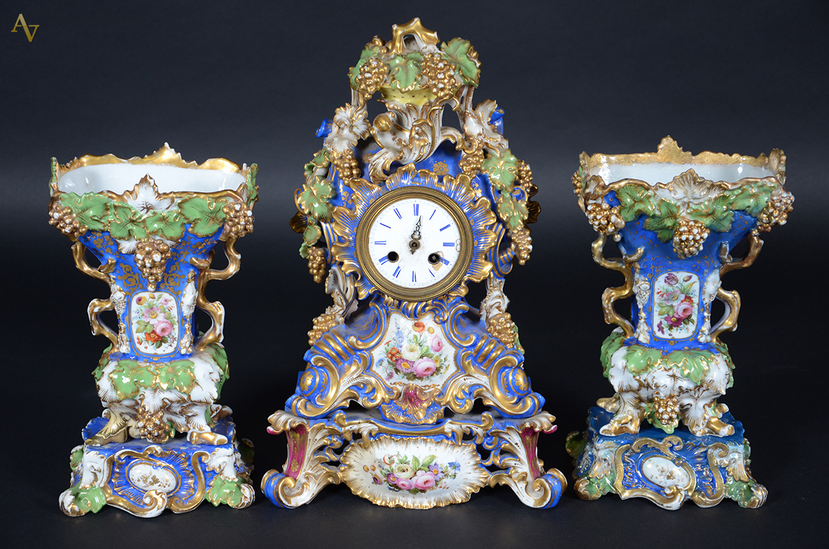 JACOB PETIT - Terno de porcelana francesa composto de relógio e par...