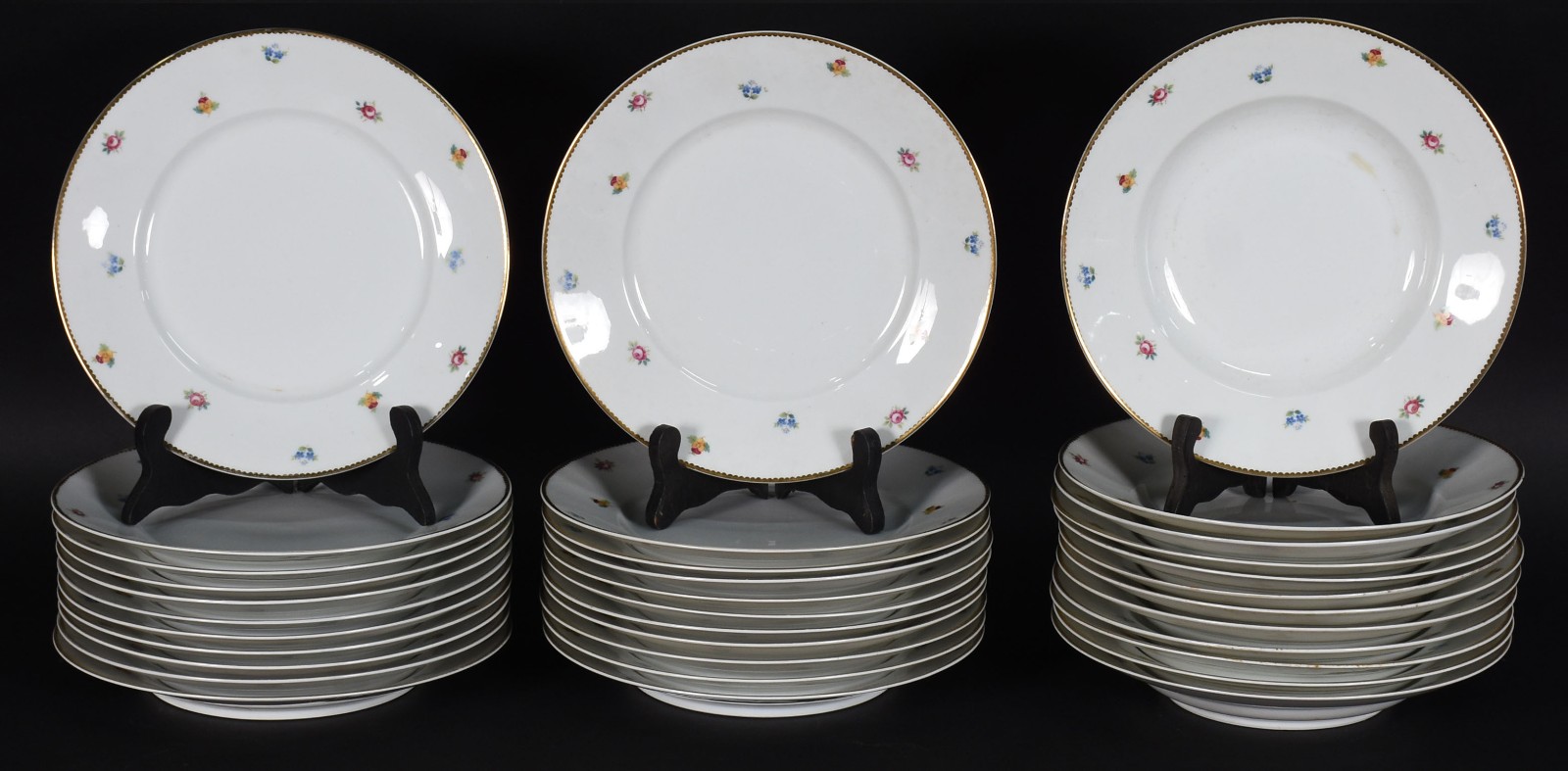 Aparelho de jantar de porcelana Rozenthal composto de: 22 pratos... - foto 3 de 7