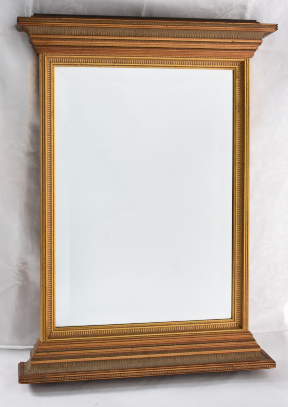 Espelho decorativo com moldura dourada estilo neoclássico. - foto 1 de 3