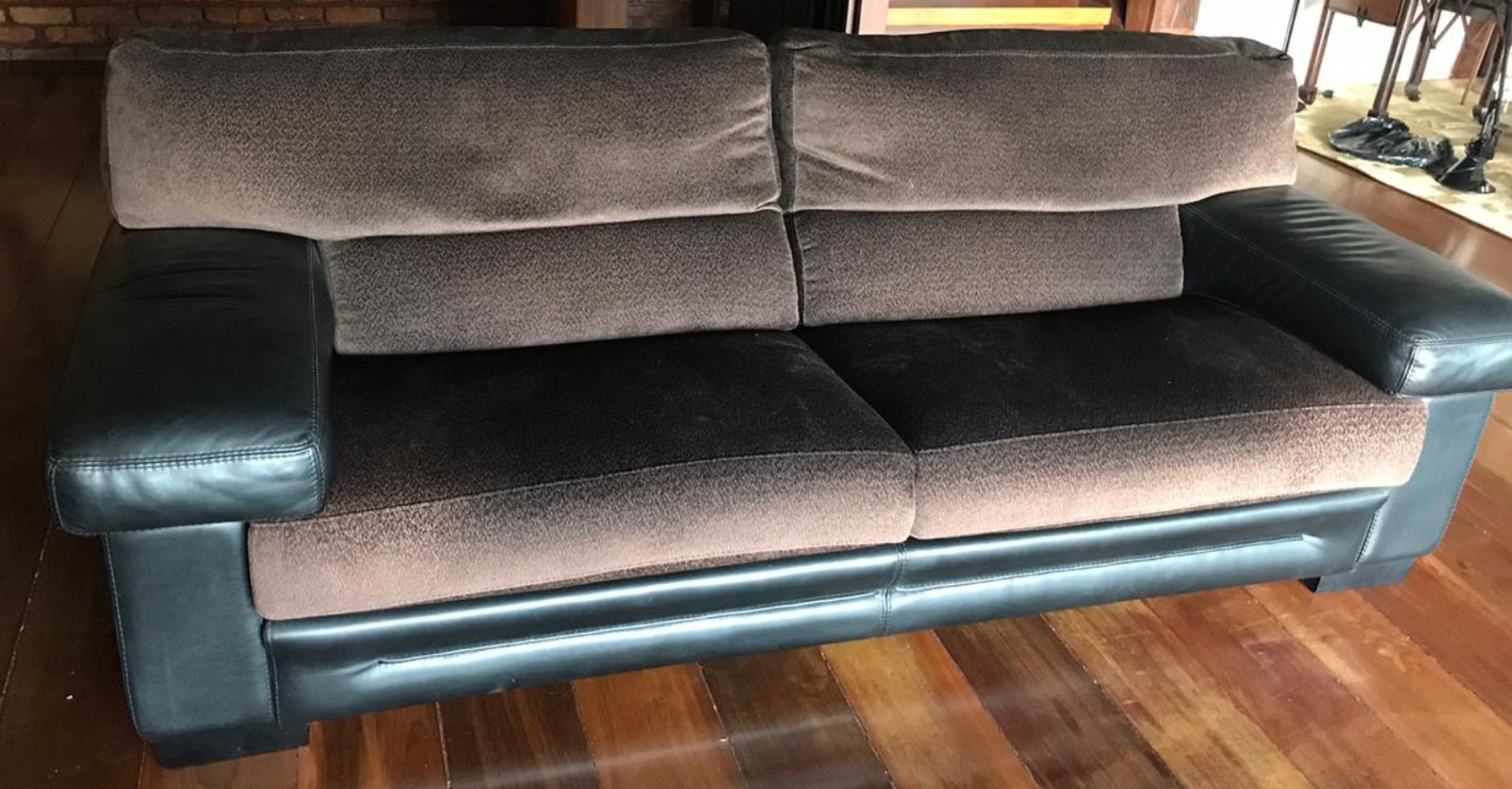Grande sofá estofado de couro preto e tecido (Retirada em residência... - foto 2 de 4