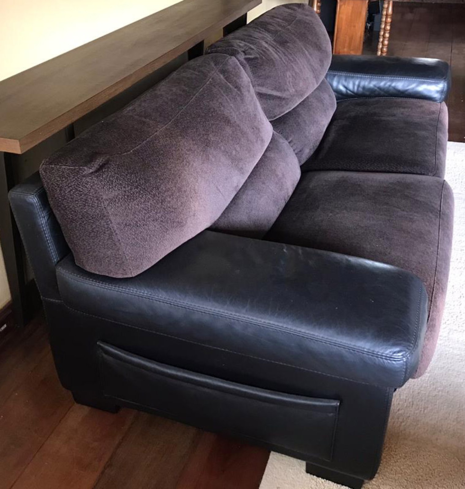 Grande sofá estofado de couro preto e tecido (Retirada em residência... - foto 3 de 4