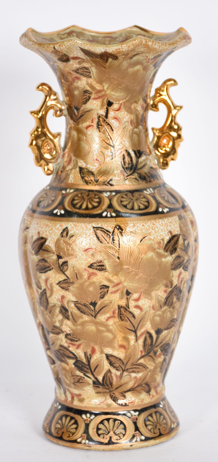 Vaso de porcelana oriental com flores em policromia e realces... - foto 1 de 4